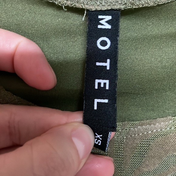 Motel size XS Olive Green Long Sleeve Cropped Cutout Button Down Velvet Blouse - Picture 2 of 8